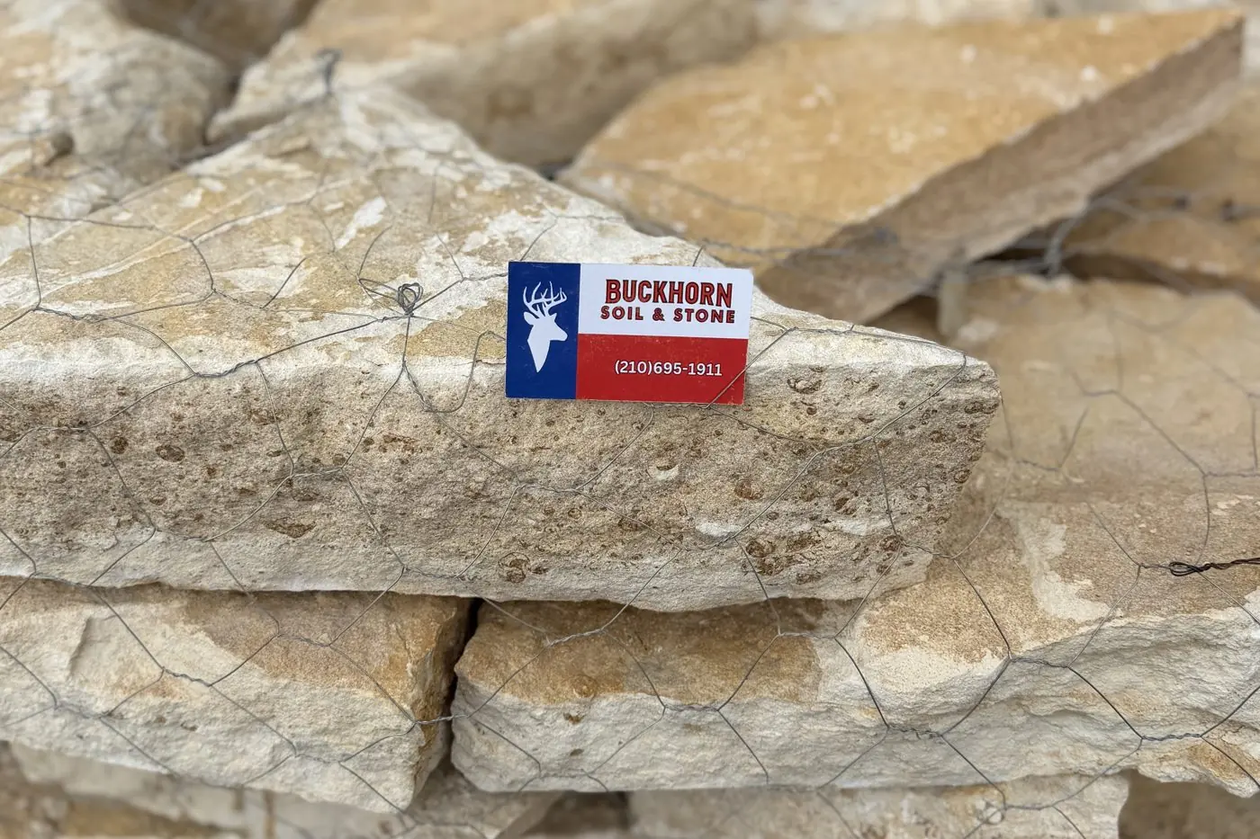 Rattle Snake builder stone, cream and tan limestone with a speckled pattern